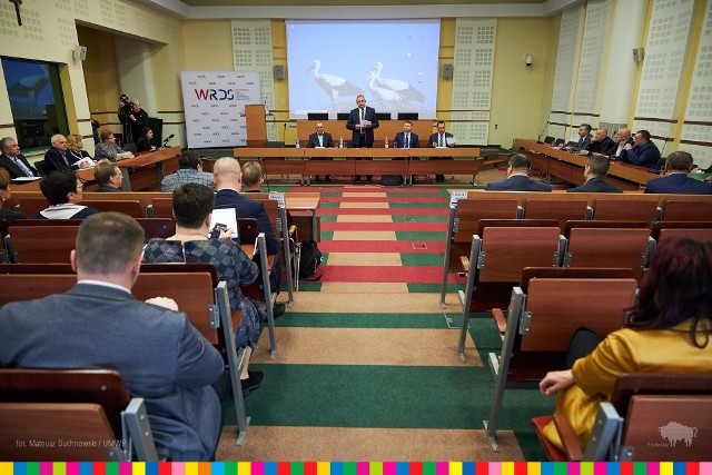 O sytuacji epidemiologicznej w województwie podlaskim i wpływie koronawirusa na rynek pracy debatowali pracodawcy, związkowcy, samorządowcy podczas posiedzenia Wojewódzkiej Komisji Dialogu Społecznego. Posiedzenie odbyło się w 11 marca w Urzędzie Marszałkowskim Województwa Podlaskiego.