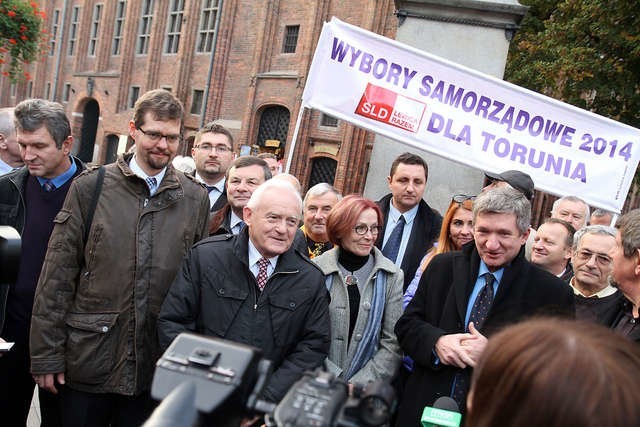 Leszek Miller i kandydaci SLD do sejmiku województwa oraz Rady Miasta podczas wczorajszego briefingu pod pomnikiem Kopernika