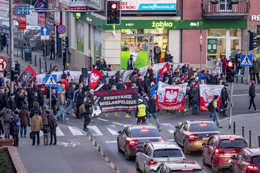 Kilkaset osób wzięło udział w Marszu Zwycięstwa, który w...