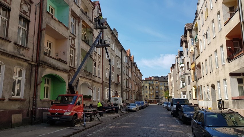 Groźne uszkodzenie stuletniej kamienicy  w Słupsku (zdjęcia)