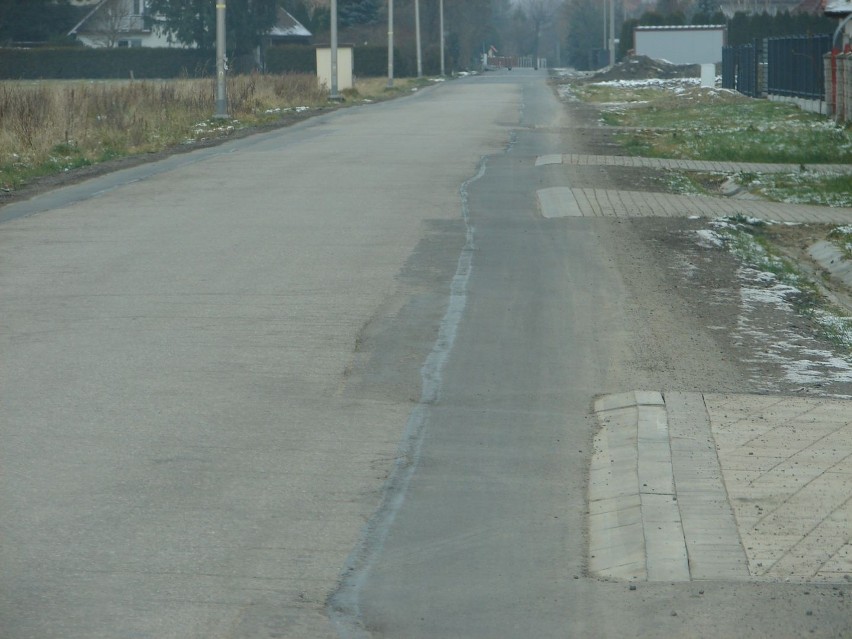 Mieszkańcy osiedla Budziwój czekają na nowe nawierzchnie ulic i przede wszystkim chodniki. Czy miasto zrealizuje te inwestycje? [ZDJĘCIA]