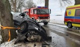 Wypadek w Kosowie. Samochód rozbił się na drzewie, 26.02.2023 r. Jedna osoba została przewieziona do szpitala | ZDJĘCIA