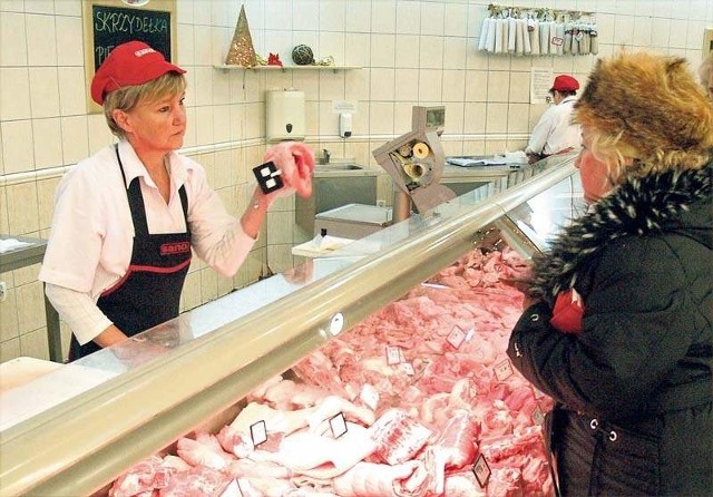 Stoisko z mięsem w jednym ze sklepów "Sano&#8221; w koszalińskim centrum handlowym "Emka&#8221;. Tutaj szynka dębowa kosztuje 18,99 zł za kilogram, a za polędwicę sopocką zapłacimy 16,99 zł.