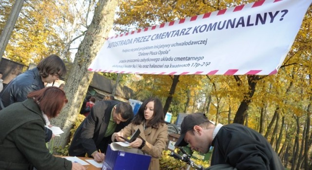 Zdaniem autorów projektu pn. &#8220;Debata obywatelska&#8221; droga w tym miejscu spowoduje zniszczenie starej części cmentarza.