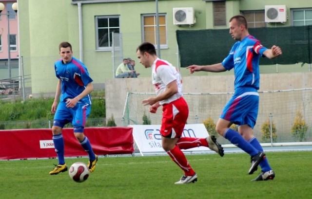 Piłkarze Broni (niebieskie stroje), jadą na mecz z Mazurem Karczew