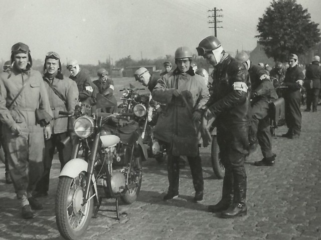 Rajd do Siekierek, najprawdopodobniej w 1963 r. 1 kwietnia 1963 r. wszedł obowiązek jeżdżenia w kaskach na motocyklach o pojemności minimum 350 cm3. Stąd górnicze kaski na głowach niektórych rajdowców. Motocyklowych - albo nie było jeszcze w sklepach, albo motocykliści nie zdążyli kupić. 