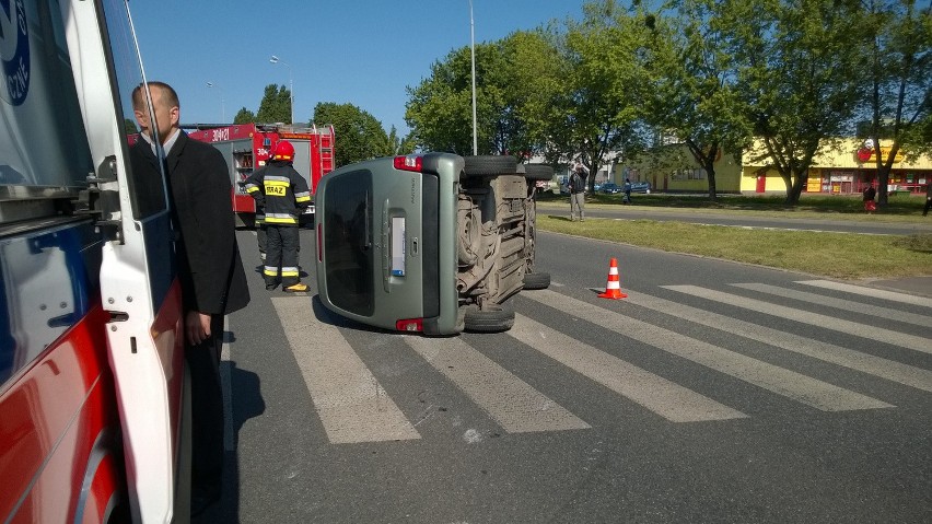 Wypadek na rondzie Sybiraków. Peugeot przewrócony na bok. 1 osoba ranna [ZDJĘCIA]