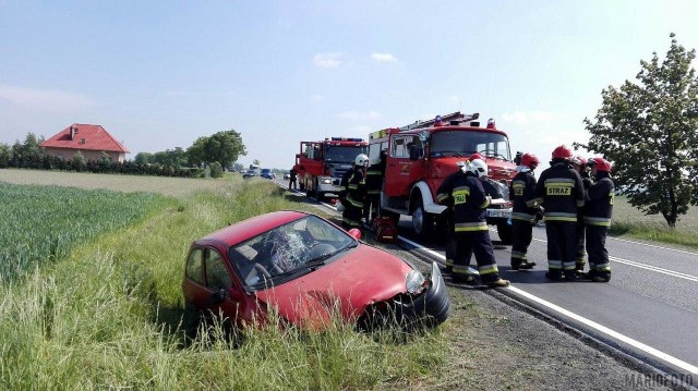 Prawie 0,6 promila alkoholu w organizmie miał kierowca opla corsy, który około 14.30 doprowadził do kolizji na DK 94 między Karczowem a Skarbiszowem (powiat opolski). Jak wynika ze wstępnych ustaleń policjantów, kierowca holowanego opla corsy w pewnej chwili przekręcił w niewłaściwą stronę kluczyk w stacyjce i zablokował kierownicę. W rezultacie auto wpadło do rowu. Okazało się, że kierujący corsą ma prawie 0,6 promila alkoholu w organizmie. Grozi mu utrata prawa jazdy na trzy miesiące oraz do dwóch lat więzienia.