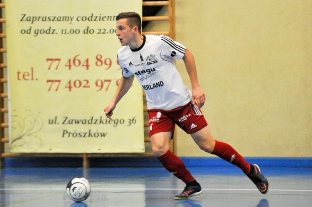 Adrian Zyla zdobył w końcówce spotkania dwa gole dla zespołu z Komprachcic.