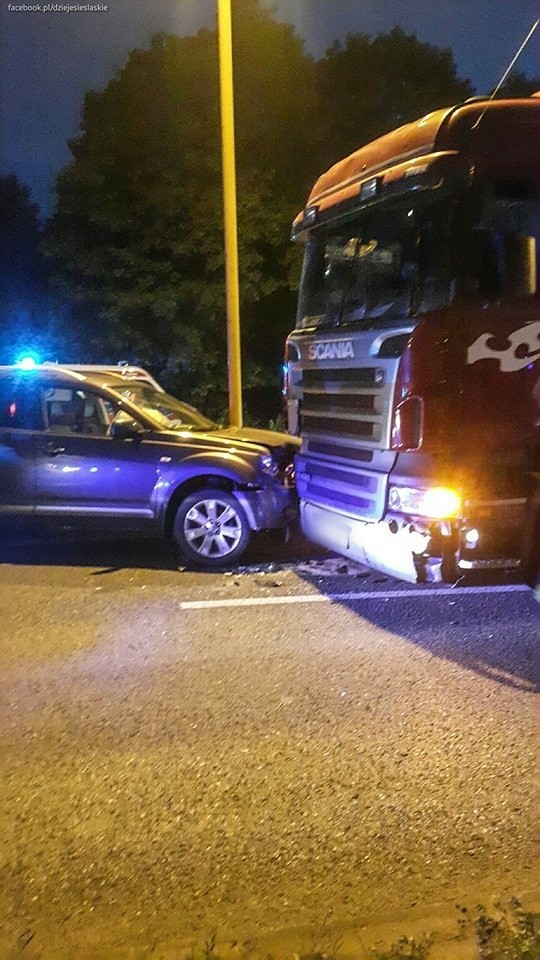 Tir jechal pod prąd i taranował samochody na DK1 w kierunku...