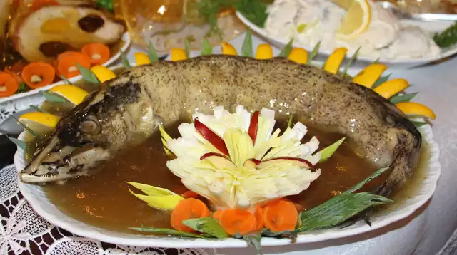 Potrawy wigilijne - szczupak w galarecie na świąteczny stół.