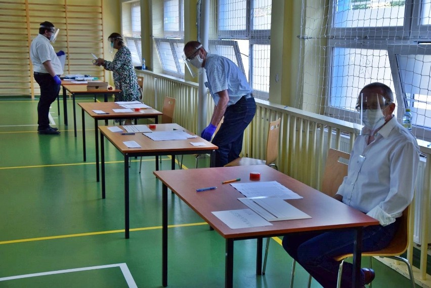 Wyborcza niedziela w lokalu wyborczym przy ul. Zamenhofa w...