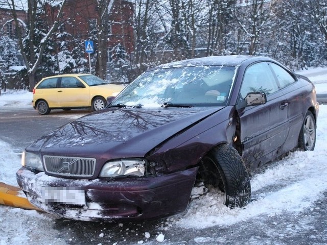 W poniedziałek po godz. 15 doszło do wypadku samochodowego na skrzyżowaniu ulic Garncarska i Partyzantów. Dwie osoby z obrażeniami trafiły do szpitala. 