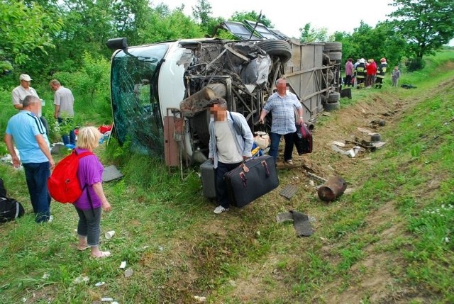 Po zderzeniu autobusu z osobówką w Jasienicy koło Sandomierza.