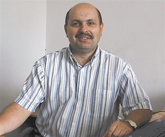 Dariusz Dykta ma 37 lat, dotychczas był szefem referatu inwestycji w urzędzie miejskim w Dobrodzieniu. (fot. Mirosław Dragon)