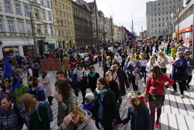 W niedzielę mieszkańcy Poznania pożegnali zimę. Ulicami miasta przeszedł barwny pochód. Odbyło się również Rowerowe Powitanie Wiosny.Przejdź do kolejnego zdjęcia --->