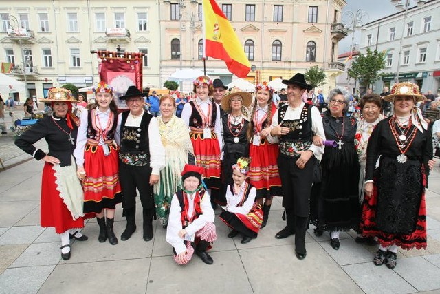 Europeada to spotkanie różnych, dalekich nieraz kultur. Na zdjęciu obywatele Hiszpanii i Ukrainy podczas Europeady w 2014 roku w Kielcach.