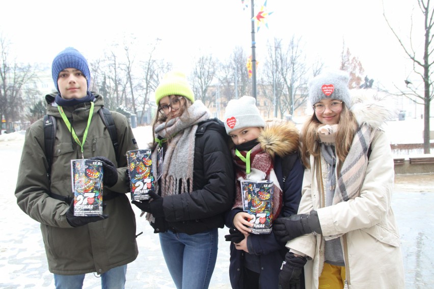 WOŚP w Lublinie. Wolontariusze z puszkami krążą po ulicach. Wrzuć choćby złotówkę (ZDJĘCIA, WIDEO)