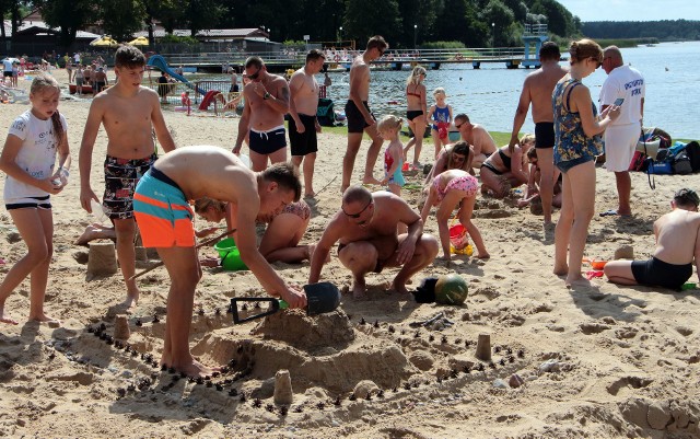 Na plaży miejskiej w Rudniku odbył się ciekawy konkurs, który polegał na stworzeniu najładniejszego zamku z piasku. Udział brały drużyny składające się z jednej osoby dorosłej i maksymalnie trójki dzieci. Dla wszystkich uczestników przewidziano upominki. Inspektorem nadzoru był Grzegorz Jendraszek, a społeczne jury doszło do wniosku, że wszystkie budowle zasłużyły na nagrody.