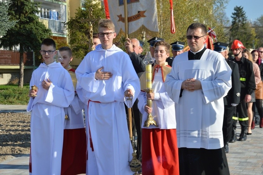 Stary Sącz. Arcybiskup Wiktor Skworc poświęcił nowy kościół na Osiedlu Słonecznym [ZDJĘCIA]