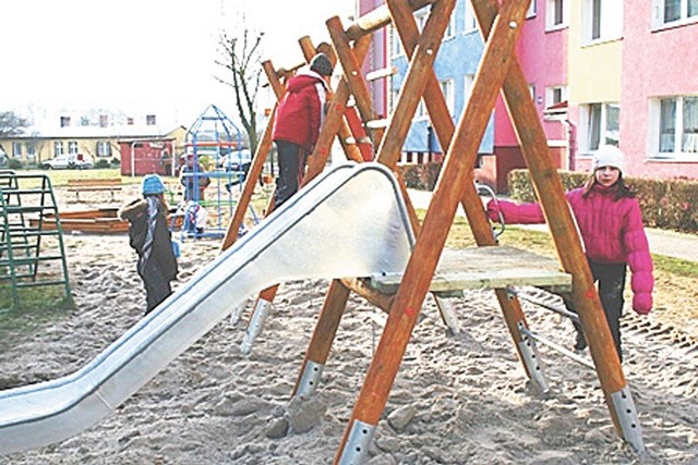 Nowy plac zabaw przy ul. Nowowiejskiego już wczoraj cieszył się sporym powodzeniem. Wkrótce obiekt będzie jeszcze ogrodzony. 