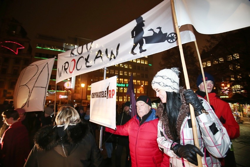 Wrocław: Protest w obronie wolnych mediów na pl. Solnym: "Nie ma zgody na takie metody"