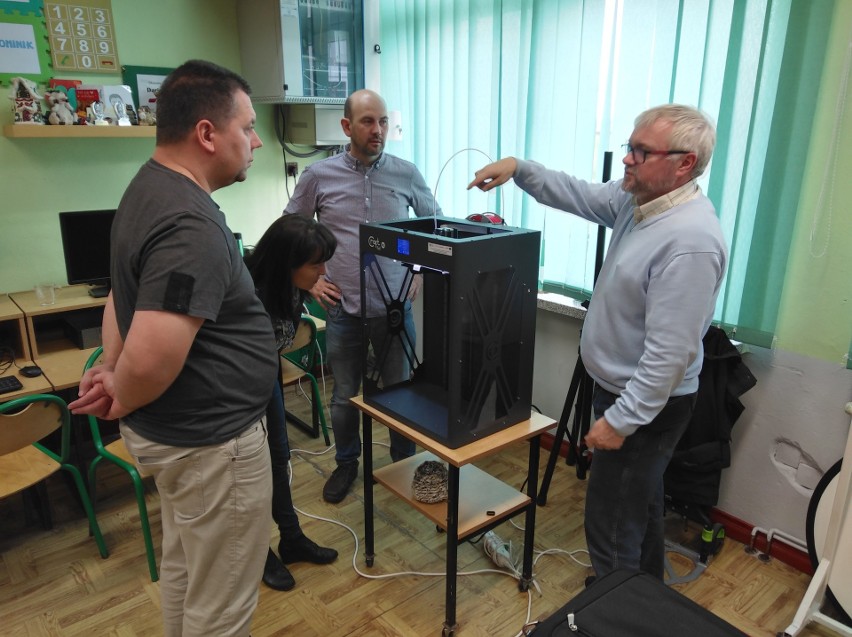 Nauczyciele z Malechowa szkolą się z obsługi drukarek 3D