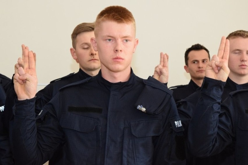 Nowo przyjęci policjanci po szkoleniu trafią do komend w Rzeszowie, Tarnobrzegu, Stalowej Woli i Kolbuszowej (zdjęcia)