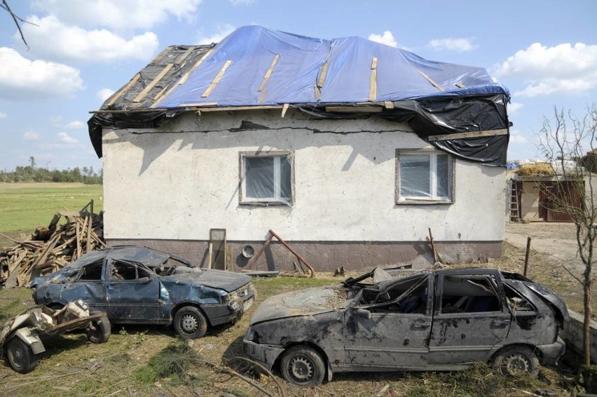 Balcarzowice - sprzątanie szkód po przejściu tornada.