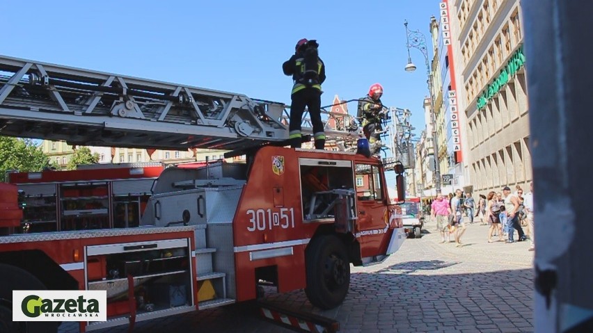 Wrocław: Pożar dachu kamienicy na placu Solnym? Trzy zastępy straży pożarnej na miejscu (FILM)