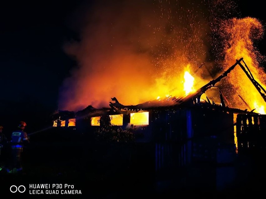Nocny pożar budynku w gminie Krasocin. Akcja ratownicza trwała kilka godzin (ZDJĘCIA)