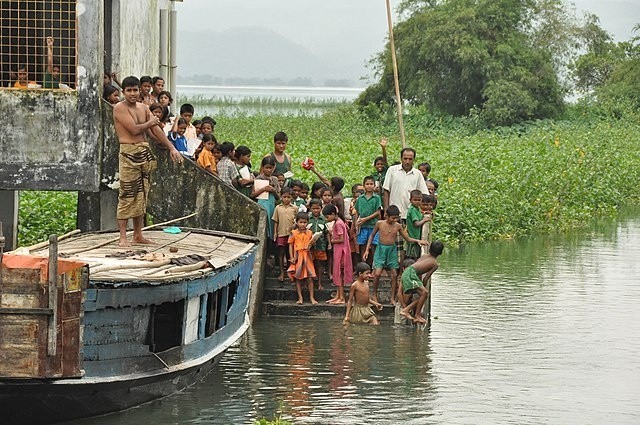 Szkoła w łodzi, którą spotkać możemy w Bangladeszu to nie...
