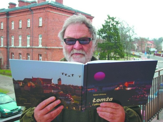 Gabor Lörinczy do swojego najnowszego albumu wybrał ok. 250 fotografii spośród kilku tysięcy, jakie zrobił w Łomży. To nie tylko zbiór zdjęć, ale też swoisty przewodnik po mieście nad Narwią.