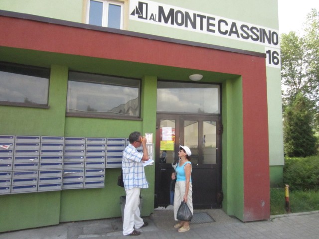 Nasz dom ma ponad 40 lat. Uważam, że już najwyższy czas, by wymienić instalację gazową na nową - powiedziała nam widoczna na zdjęciu Anna Janczak, mieszkanka budynku przy ul. Monte Cassino 16.