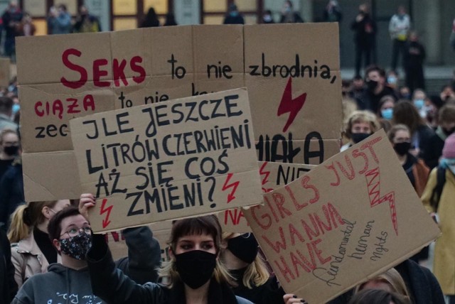 Przez cała Polskę, w tym przez Poznań, przelewają się fale protestów przeciwko zaostrzeniu prawa aborcyjnego. Kobiety i wspierający je mężczyźni nie zgadzają się z wyrokiem Trybunału Konstytucyjnego, a swój sprzeciw wyrażają bardzo dosadnie. Na transparentach podczas protestów widnieją mocne hasła. Jakie można zobaczyć w Poznaniu?Kolejne zdjęcie --->