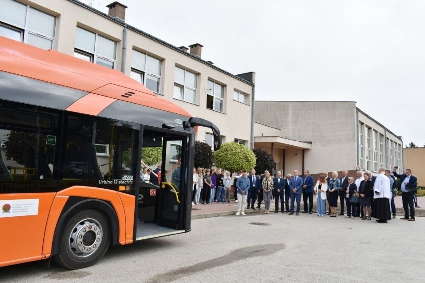 W Rusinowie przed szkołą został poświęcony autobus, który będzie woził uczniów i przedszkolaków
