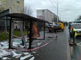 Wypadek na Grabiszyńskiej. Auto wjechało w przystanek, 3 osoby ranne (FILM, ZDJĘCIA)