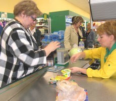 Jadwiga Lutyńska nie kryje irytacji ze wzrostu cen produktów spożywczych: - Bez przerwy coś drożeje, a pensje od lat pozostają na tym samym poziomie.