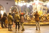 Karuzela w Gliwicach ozdobiła rynek. Świąteczny prezent cieszy dzieci i rodziców