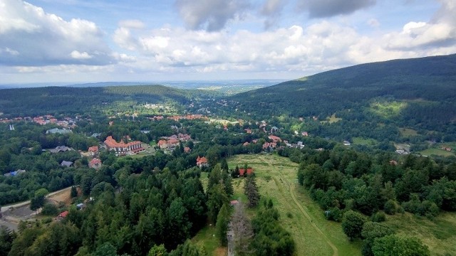 Taki widok roztacza się z wieży Sky Walk w Świeradowie Zdroju. Część zdjęć prezentuje wieżę z perspektywy Stogu IzerskiegoZobacz kolejne zdjęcia/plansze. Przesuwaj zdjęcia w prawo - naciśnij strzałkę lub przycisk NASTĘPNE