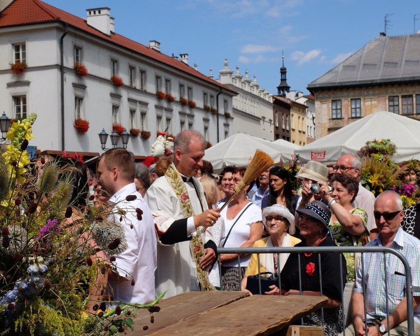 Cudowna Moc Bukietów w święto Matki Możej Zielnej na Małym Rynku w Krakowie