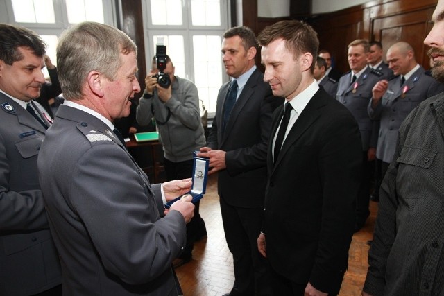 Odznakę honorową otrzymał m.in. prezydent Ełku Tomasz Andrukiewicz (na zdjęciu).