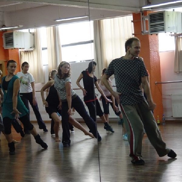 Na lekcje Piotra Jagielskiego przychodzą nie tylko początkujący tancerze, a także profesjonaliści, zawodowcy, osoby zaawansowane