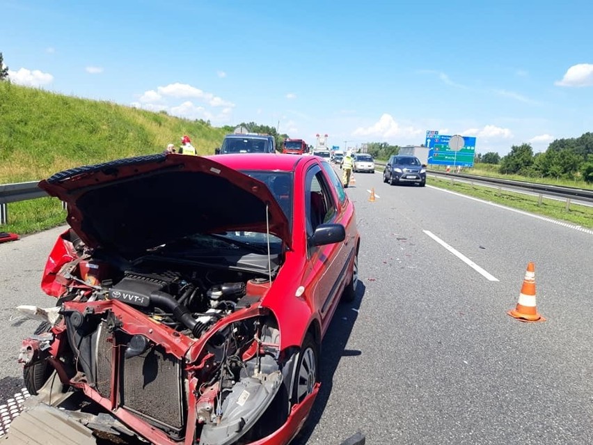 Zmiażdżony przód toyoty po uderzeniu w dostawczaka 