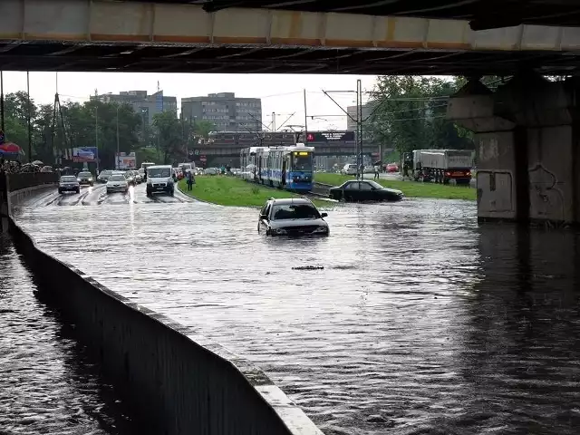 Z zalewaniem wrocławskich ulic jest trochę jak z zimą w "Misiu" Stanisława Barei. "Jak jest zima, to musi być zimno", podobnie jak "pada deszcz we Wrocławiu, to muszą być zalane ulice".Nieważne czy przez miasto przejdzie nawałnica, czy tylko mocniej popada. Te ulice i te miejsca we Wrocławiu praktycznie zawsze znajdują się pod wodą. Sprawdźcie nasze zestawienie miejsc, które po każdym większym deszczu bardzo często są zalewane