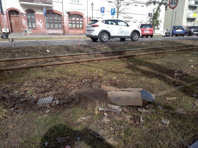 Jeszcze kilka dni temu, na torach tramwajowych przy ulicy Bydgoskiej można było znaleźć pamiątki po hucznym powitaniu nowego roku