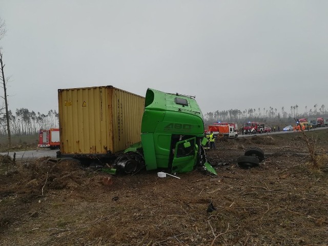 Dzisiaj w południe na drodze krajowej nr 22 między Rytlem a Jeziorkami doszło do poważnego wypadku. Zderzyły się audi A3 z ciężarową scanią. Dwóch poszkodowanych kierowców przewieziono do szpitala w Chojnicach. W tej chwili na drodze obowiązuje jeszcze ruch wahadłowy. Na miejscu pracują strażacy z PSP Chojnice. >> Najświeższe informacje z regionu, zdjęcia, wideo tylko na www.pomorska.pl 