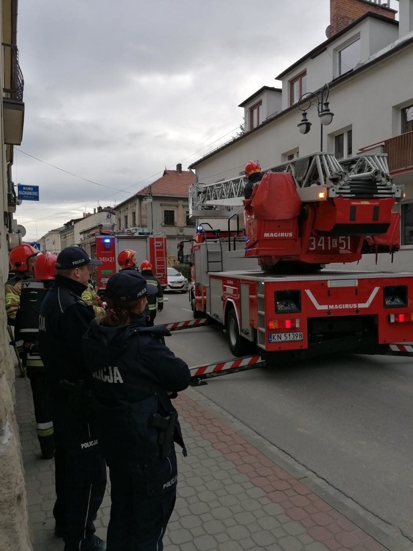 Nowy Sącz. Strażacy wyruszyli do pożaru pustostanu przy Kazimierza Wielkiego [ZDJĘCIA]