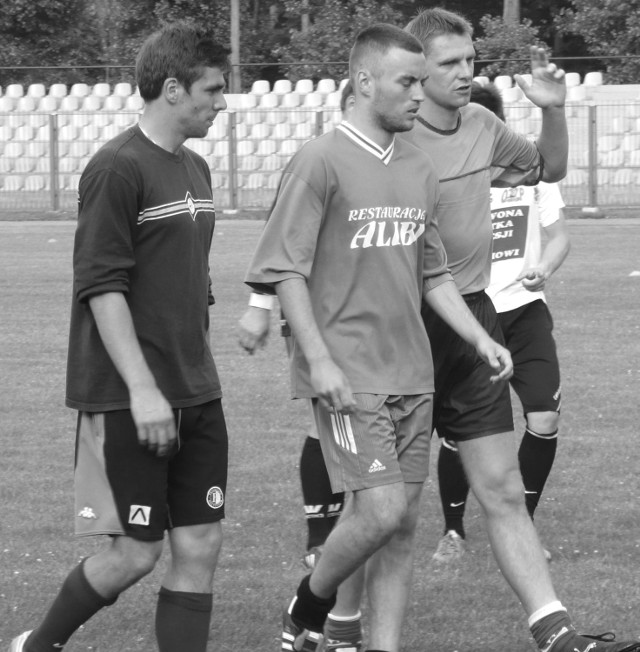 Jakub Ławecki (w środku, z lewej Kamil Gęśla, z prawej Jaromir Wieprzęć) grał i trenował w Stali Stalowa Wola. W czwartek zmarł w wieku 26 lat, przegrał walkę z białaczką.