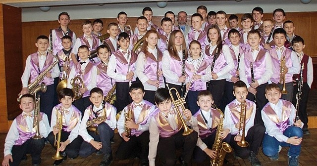 Dziecięca orkiestra dęta Złote Surmy z Kałusza przyjeżdża  w najbliższą niedzielę do Skalbmierza. Młodzi muzycy z Ukrainy wystąpią na serii koncertów i będą zwiedzać piękne zakątki naszego kraju.